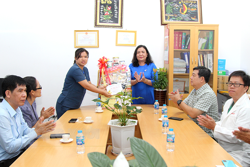 Phó bí thư Thường trực Tỉnh ủy, , Chủ tịch HĐND tỉnh Hồ Thị Hoàng Yến chúc mừng, tặng quà Khoa cấp cứu bệnh viện Nguyễn Đình Chiểu.