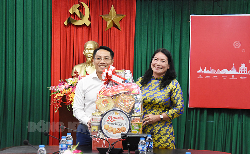 Phó chủ tịch UBND tỉnh Nguyễn Thị Bé Mười đến thăm và chúc Tết Nguyên đán Quý Mão 2023 tại Chi nhánh Viettel Bến Tre.