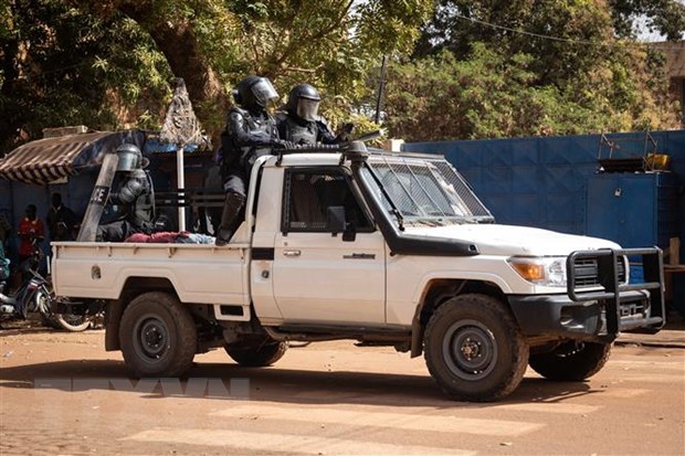 Lực lượng an ninh tuần tra trên đường phố Ouagadougou, Burkina Faso. Ảnh: AFP/TTXVN