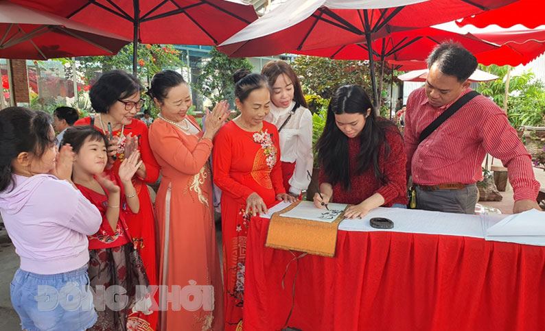 Rộn ràng hội thi Viết câu đối xuân năm 2023