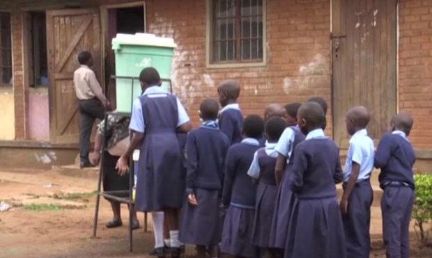 Học sinh rửa tay tại một trường học ở Malawi. Nguồn: africanews