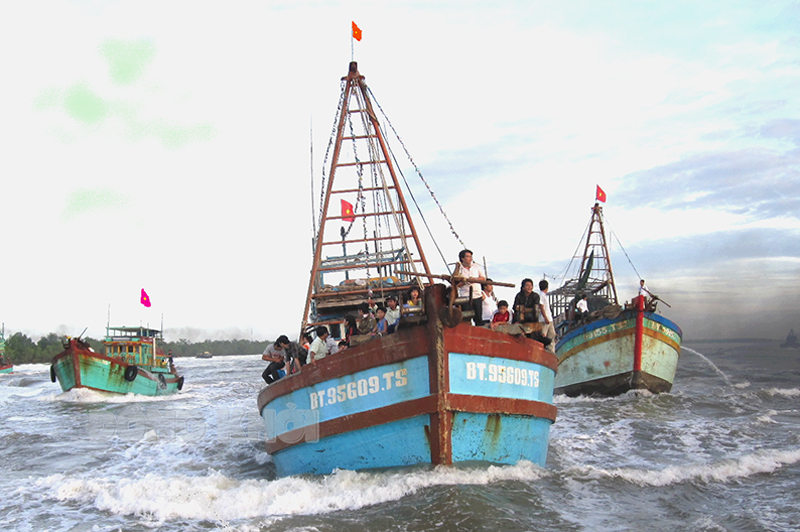 Tàu đánh bắt xa bờ xã Bình Thắng.