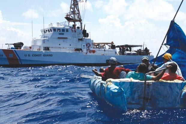 Lực lượng Bảo vệ Bờ biển Mỹ ngăn chặn người di cư bất hợp pháp từ Cuba vào Mỹ. (Nguồn: usni.org)