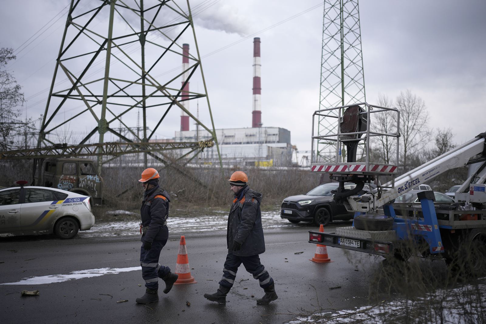 Thợ điện gần một nhà máy điện sau vụ tấn công bằng tên lửa ở Kiev vào ngày 26-1. Ảnh: AP