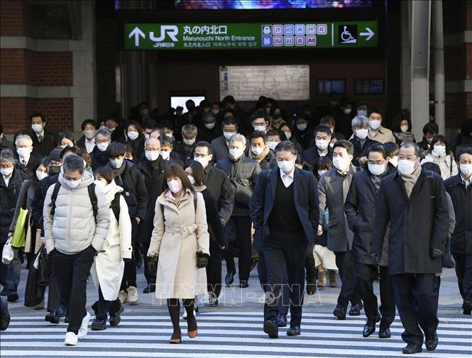 Người dân đeo khẩu trang phòng dịch COVID-19 tại Tokyo, Nhật Bản, ngày 4-1-2023. Ảnh: Kyodo/TTXVN