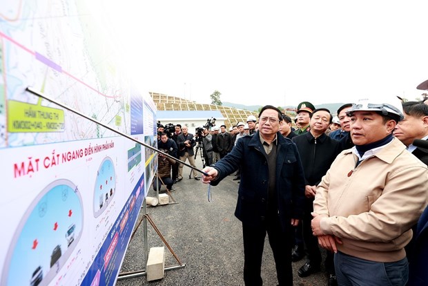 Thủ tướng Phạm Minh Chính kiểm tra và nghe báo cáo về tình hình thực hiện dự án thành phần cao tốc Mai Sơn - Quốc lộ 45. Ảnh: Dương Giang/TTXVN