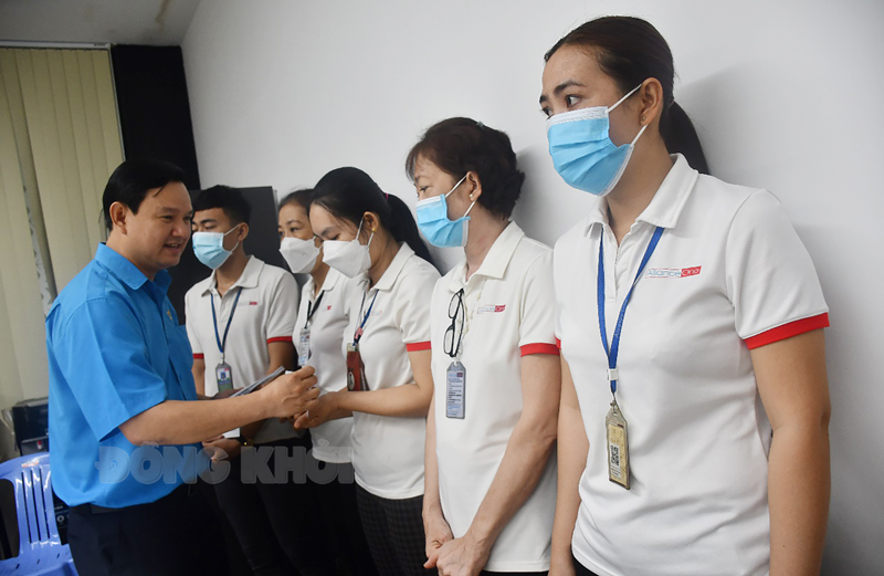 Chủ tịch Liên đoàn Lao động tỉnh Nguyễn Phúc Linh trao quà Tết cho công nhân lao động.