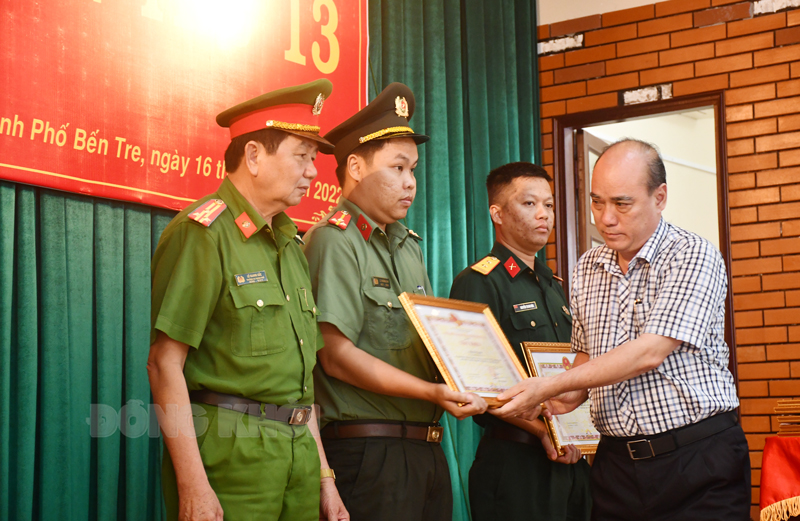 Bí thư Thành ủy Nguyễn Văn Tuấn trao giấy khen cho các cá nhân triêu biểu trong thực hiện Nghị quyết số 08-NQ/TU.