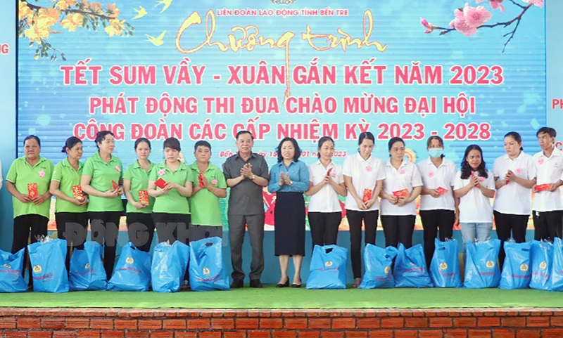 Chủ tịch UBND tỉnh Trần Ngọc Tam trao quà cho công nhân lao động tại chương trình “Tết sum vầy - Xuân gắn kết năm 2023”.