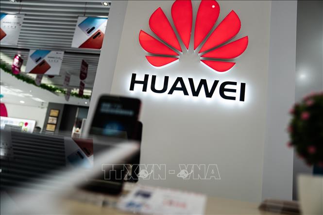Biểu tượng Huawei tại một cửa hàng bán lẻ ở Bắc Kinh, Trung Quốc. Ảnh: AFP/TTXVN