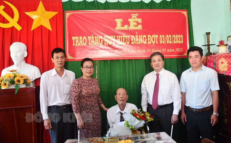 Bí thư Tỉnh ủy Lê Đức Thọ trao Huy hiệu Đảng cho đồng chí Nguyễn Văn Được.