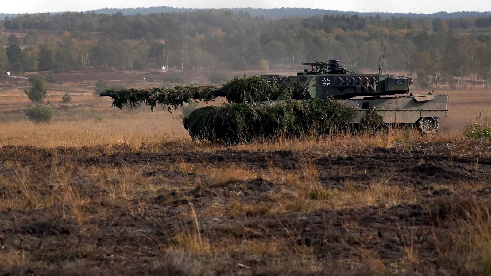 Xe tăng Leopard tham gia tập trận tại Ostenholz, miền Bắc nước Đức. Ảnh: AFP