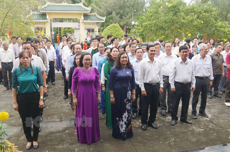 Phó bí thư Thường trực Tỉnh ủy - Chủ tịch HĐND tỉnh Hồ Thị Hoàng Yến cùng đại biểu lãnh đạo tỉnh, các ngành thắp hương tại Đền thờ cụ Tán Kế - Lê Quang Quan.