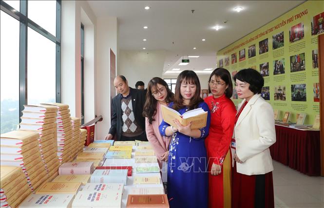 Đại biểu tham quan trưng bày sách của Tổng Bí thư Nguyễn Phú Trọng. Ảnh: Phương Hoa/TTXVN