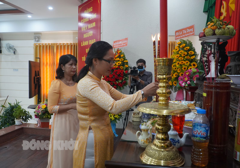 Phó giám đốc Sở Y tế Dương Thị Như Ngọc và ban giám đốc Bệnh viện Y học cổ truyền thực hiện nghi thức dâng hương.