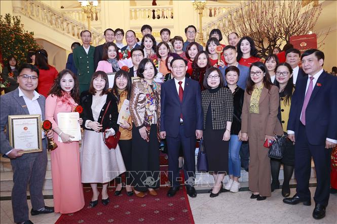 Chủ tịch Quốc hội Vương Đình Huệ với đại biểu và tác giả đạt giải của Thông tấn xã Việt Nam. Ảnh: Doãn Tấn/TTXVN