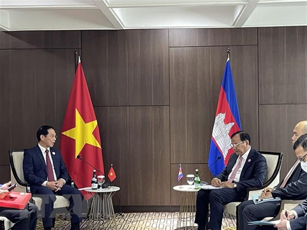 Bộ trưởng Ngoại giao Bùi Thanh Sơn (bên trái) trao đổi tại cuộc gặp song phương với Phó Thủ tướng, Bộ trưởng Ngoại giao và Hợp tác quốc tế Campuchia Prak Sokhonn. (Ảnh: Đào Trang/TTXVN)