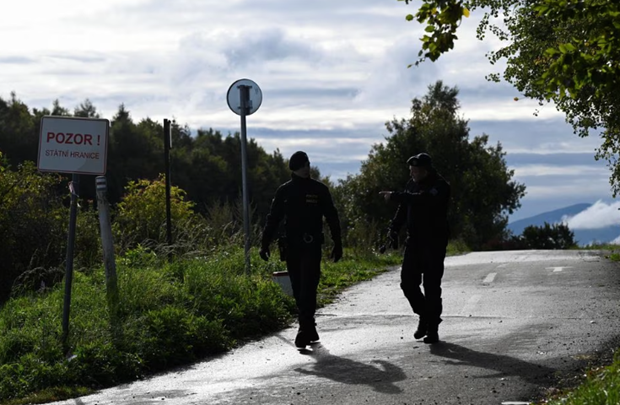 Các sỹ quan cảnh sát Séc tuần tra tại khu vực biên giới với Slovakia. (Nguồn: Reuters)