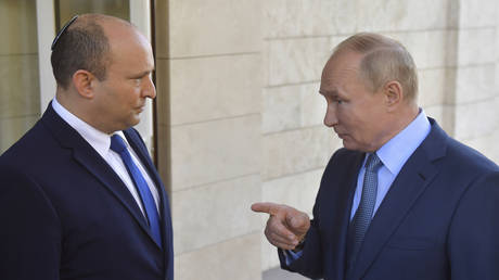 Cựu Thủ tướng Israel Naftali Bennett và Tổng thống Nga Vladimir Putin tại cuộc gặp ở Sochi, Nga, ngày 22-10-2021. Ảnh: AP