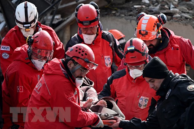 Lực lượng cứu hộ chuyển thi thể nạn nhân thiệt mạng sau trận động đất tại Kahramanmaras, Thổ Nhĩ Kỳ, ngày 7-2-2023. Ảnh: AFP/TTXVN
