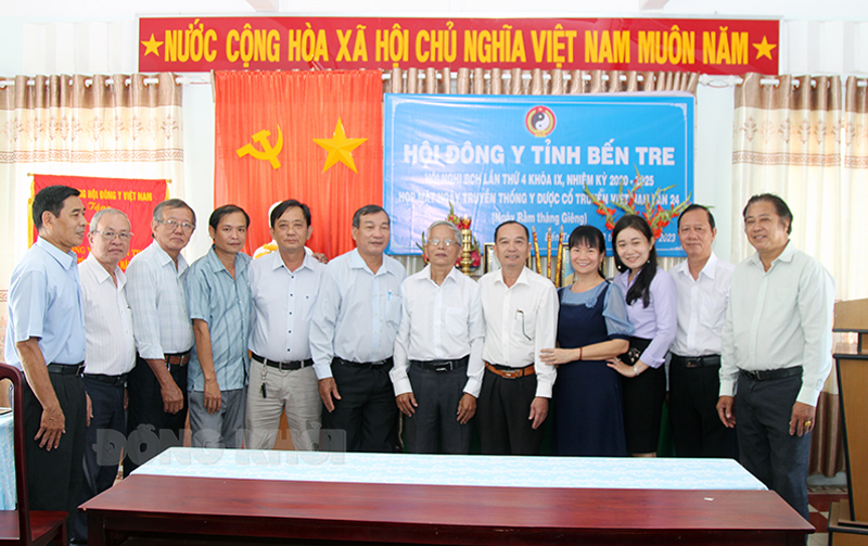 Đại biểu Hội Đông y tỉnh chụp ảnh lưu niệm nhân họp mặt Ngày truyền thống Y dược học cổ truyền Việt Nam.