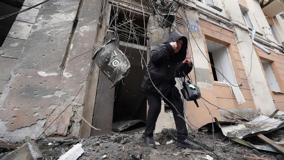 Một tòa nhà dân cư bị hư hại trong vụ pháo kích gần đây ở Donetsk, Ukraine. Ảnh: Reuters