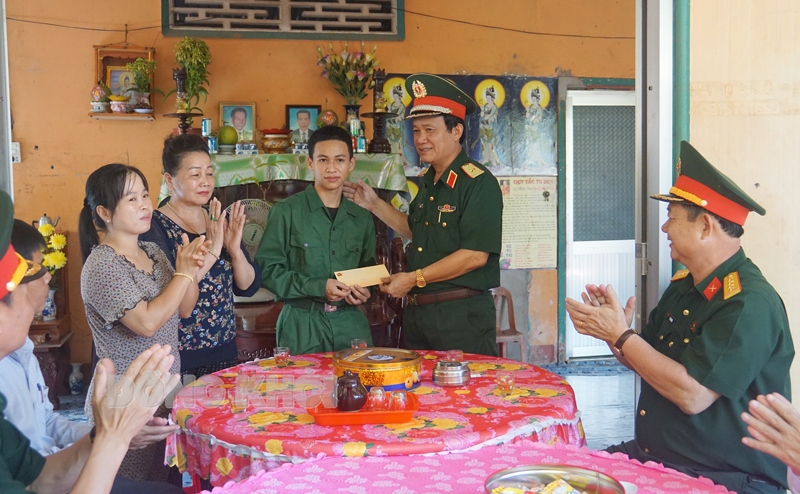 Thiếu tướng Hồ Văn Thái - Chính ủy Quân khu 9 thăm tặng quà thanh niên Nguyễn Phương Tâm.