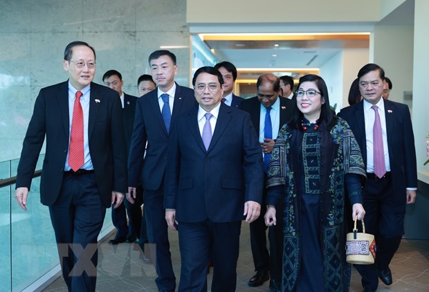 Cán bộ, nhân viên Đại sứ quán và cộng đồng người Việt Nam đón Thủ tướng Phạm Minh Chính và Phu nhân tại sân bay Changi. Ảnh: Dương Giang/TTXVN