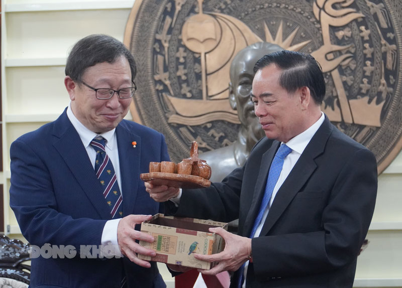 Chủ tịch UBND tỉnh Trần Ngọc Tam tặng quà cho đoàn công tác