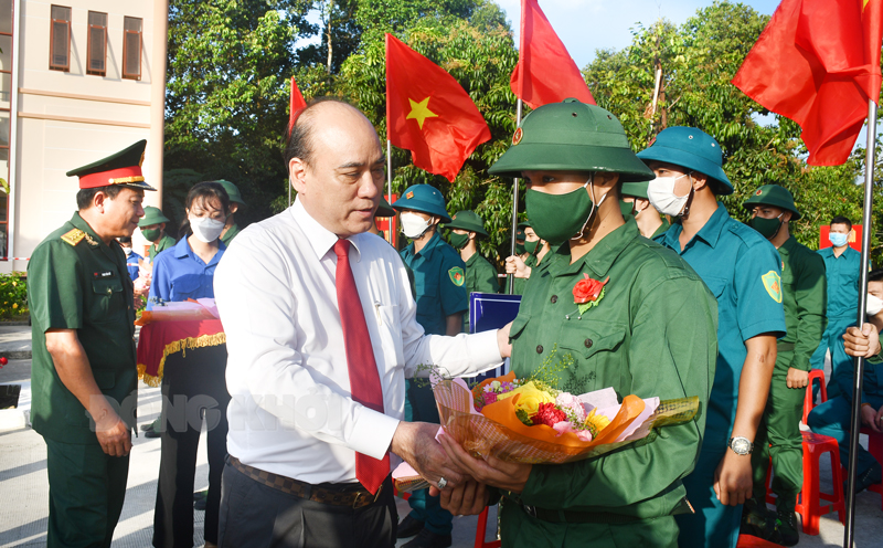 Bí thư Thành ủy Nguyễn Văn Tuấn tặng hoa cho các tân binh. Ảnh: Hữu Hiệp