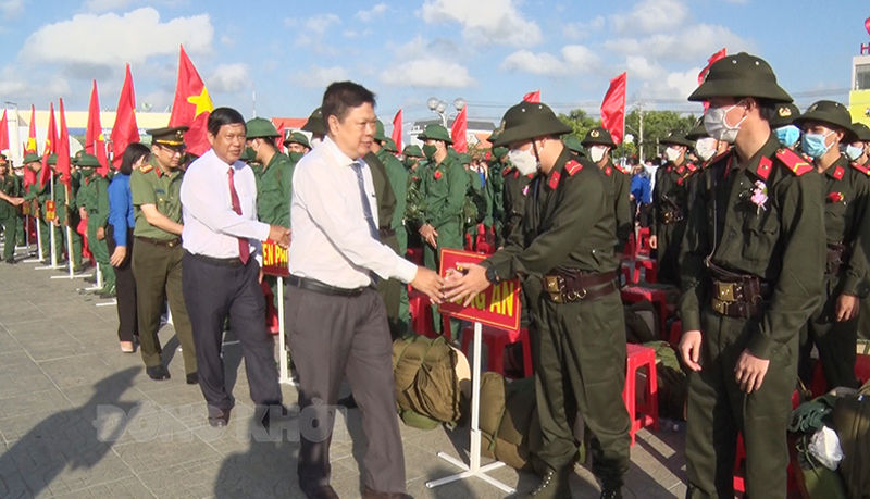 Bí thư Thành ủy Nguyễn Văn Tuấn tặng hoa cho các tân binh. Ảnh: Hữu Hiệp