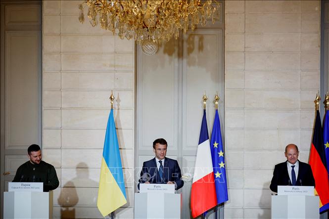 Tổng thống Pháp Emmanuel Macron (giữa), Thủ tướng Đức Olaf Scholz (phải) và Tổng thống Ukraine Volodymyr Zelensky tại cuộc họp báo chung ở Paris, Pháp, ngày 8-2-2023. Ảnh: AFP/TTXVN