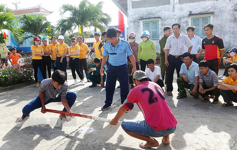 Tổ chức các hoạt động giải trí tại xã nông thôn mới nâng cao An Nhơn. Ảnh: CTV