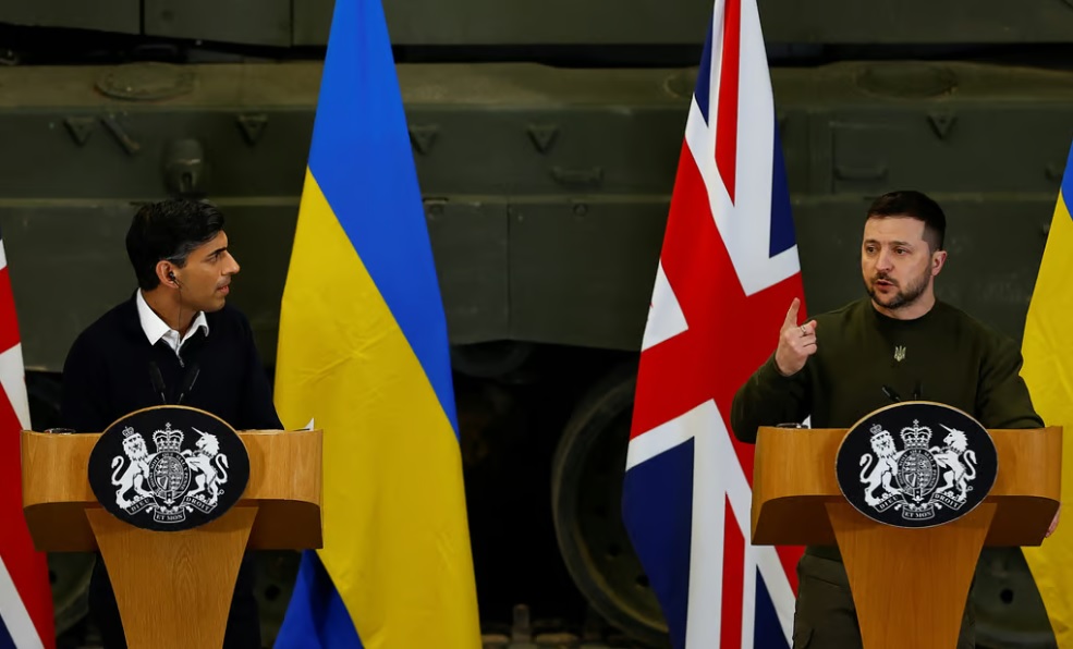 Tổng thống Ukraine Volodymyr Zelensky (phải) và Thủ tướng Anh Rishi Sunak tại cuộc họp báo chung ở London. Ảnh: Politico