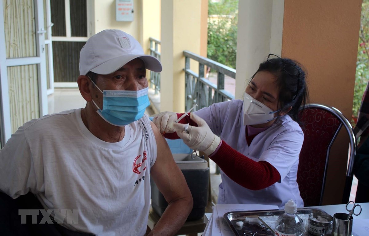 COVID-19 là bệnh nghề nghiệp, được hưởng bảo hiểm xã hội từ ngày 1-4-2023 Nhân viên y tế tiêm vaccine phòng dịch COVID-19 cho người dân tại Thanh Hóa. Ảnh: Nguyễn Nam/TTXVN