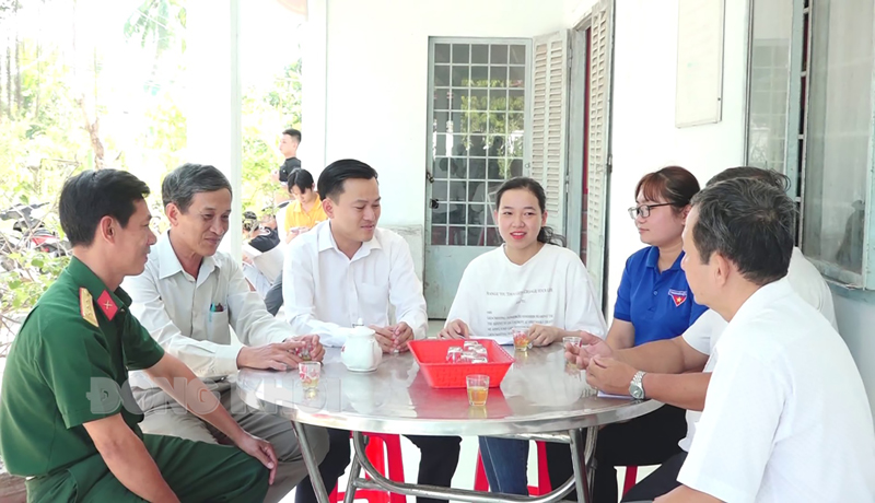 Nguyễn Thị Minh Thư: Nữ tân binh tình nguyện lên đường nhập ngũ Lãnh đạo huyện, xã thăm và động viên Minh Thư trước ngày lên đường nhập ngũ.
