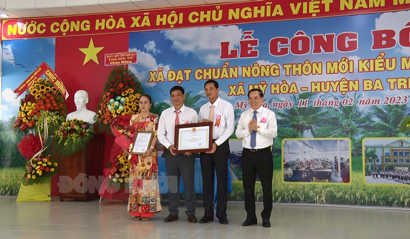 Lễ công bố Mỹ Hòa đạt chuẩn xã nông thôn mới kiểu mẫu Chủ tịch UBND tỉnh Trần Ngọc Tam trao quyết định công nhận xã đạt chuẩn NTM kiểu mẫu cho lãnh đạo địa phương.