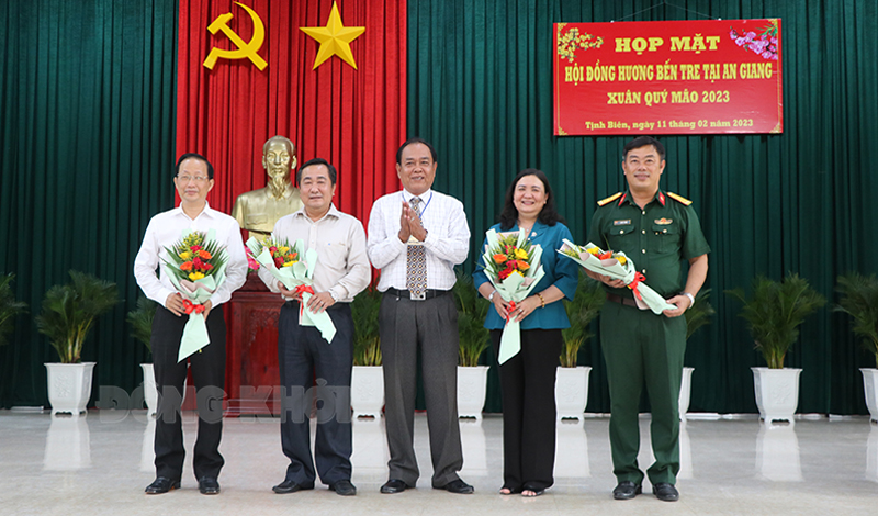 Họp mặt Hội đồng hương Bến Tre tại tỉnh An Giang lần thứ 14 Lãnh đạo hai tỉnh Bến Tre và An Giang nhận hoa chúc mừng của Hội đồng hương Bến Tre tại tỉnh An Giang.