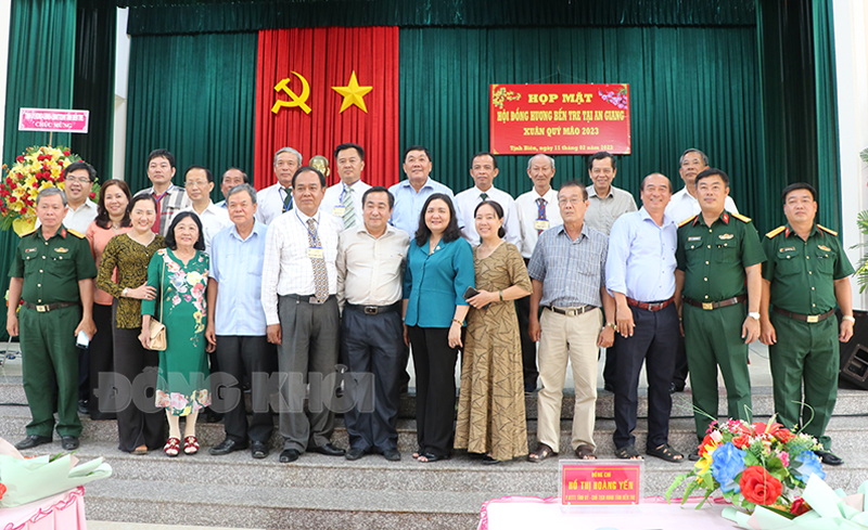 Họp mặt Hội đồng hương Bến Tre tại tỉnh An Giang lần thứ 14 Đại biểu chụp ảnh lưu niệm tại An Giang.