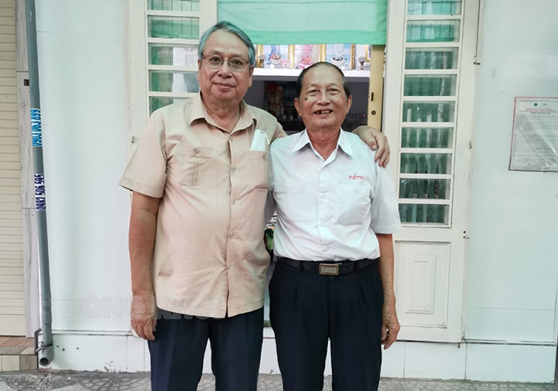 Gặp gỡ người cán bộ văn thư cơ quan Mặt trận Dân tộc giải phóng miền Nam Việt Nam Trưởng ban Tuyên giáo Tỉnh ủy Cao Văn Dũng và ông Nguyễn Văn Hữu. Ảnh: Trọng Ân