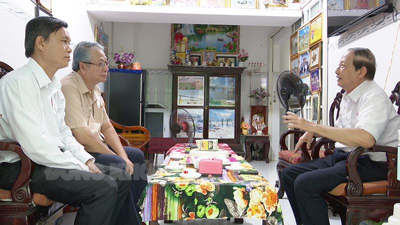 Gặp gỡ người cán bộ văn thư cơ quan Mặt trận Dân tộc giải phóng miền Nam Việt Nam Ông Nguyễn Văn Hữu (bên phải) kể lại những hồi ức, kỷ niệm trong thời gian ông công tác được trực tiếp tham gia phục vụ kiến trúc sư Huỳnh Tấn Phát. Ảnh: Trọng Ân