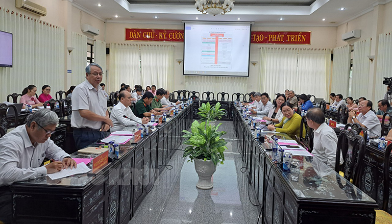 Họp Ban Chỉ đạo các hoạt động kỷ niệm 110 năm Ngày sinh đồng chí Huỳnh Tấn Phát Phát biểu của Trưởng ban Tuyên giáo Tỉnh ủy Cao Văn Dũng.