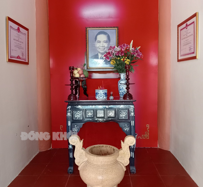 Trưng bày Huỳnh Tấn Phát - Cuộc đời và sự nghiệp Không gian thờ đồng chí Huỳnh Tấn Phát được chỉnh trang lại. Ảnh: Bảo tàng Bến Tre.