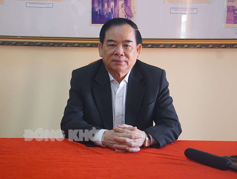 Chủ tịch UBND tỉnh Trần Ngọc Tam nhấn mạnh về những đóng góp to lớn của đồng chí Huỳnh Tấn Phát với sự nghiệp cách mạng.