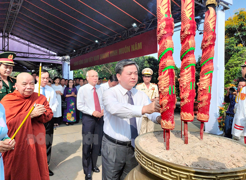  Lãnh đạo tỉnh Bến Tre dâng hương tại Nghĩa trang TP. Hồ Chí Minh.