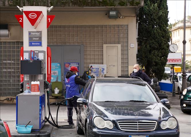 Nghị viện châu Âu thông qua luật cấm bán ô tô chạy bằng xăng và dầu diesel Bơm xăng cho phương tiện tại một trạm bán xăng ở Rome, Italy. Ảnh tư liệu: THX/TTXVN