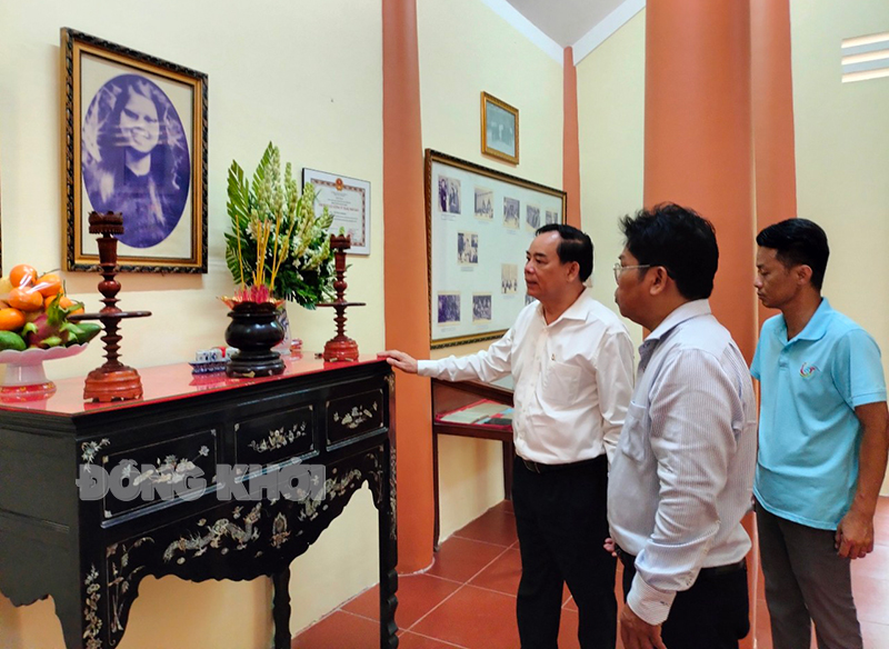 Chủ tịch UBND tỉnh Trần Ngọc Tam kiểm tra công tác hậu cần, trang trí trước lễ dâng hương tại Đền thờ đồng chí Huỳnh Tấn Phát.