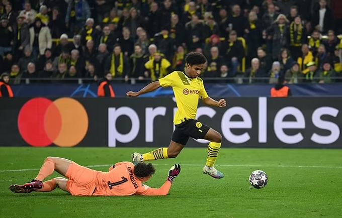 Adeyemi ghi bàn duy nhất trận Dortmund với Chelsea. 