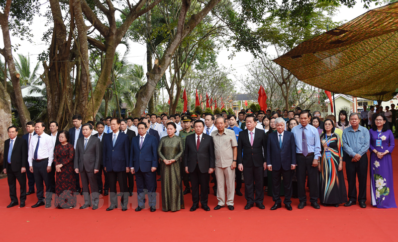 Đại biểu lãnh đạo Trung ương và lãnh đạo tỉnh Bến Tre đến viếng, tưởng niệm đồng chí Huỳnh Tấn Phát.