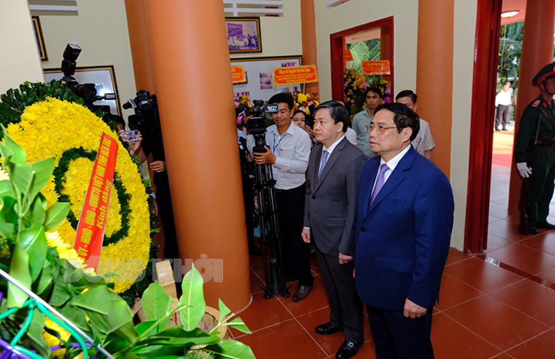 Thủ tướng Chính phủ Phạm Minh Chính và Bí Thư Tỉnh ủy Lê Đức Thọ tại lễ dâng hương. Ảnh: Trung Hiếu